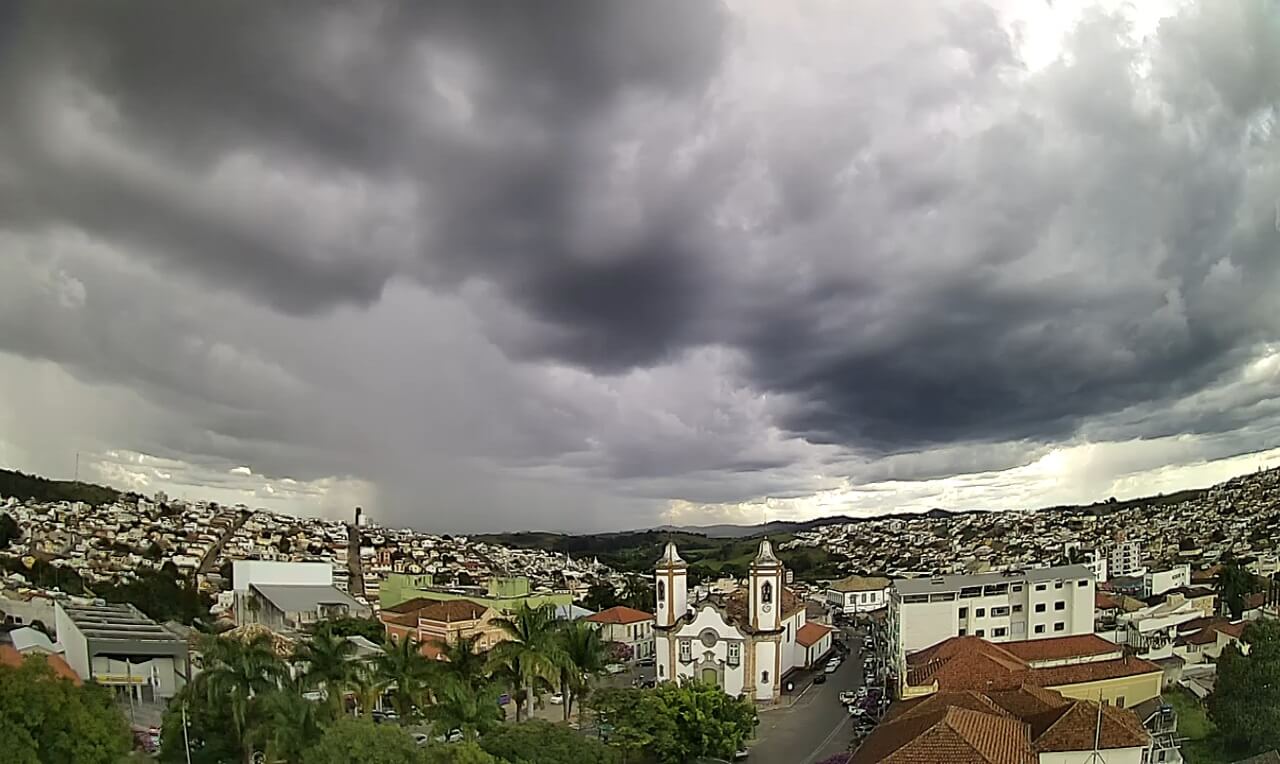 Temporal intenso acompanhado de raios em Oliveira MG confira o vídeo